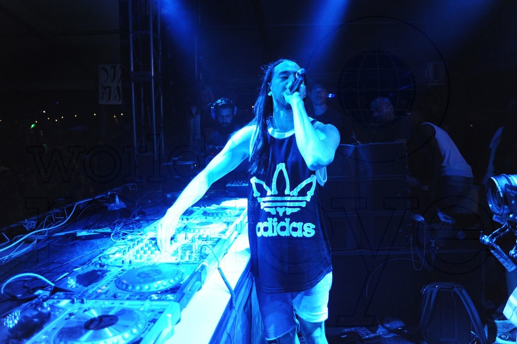 7.3-77-Steve Aoki DJing40