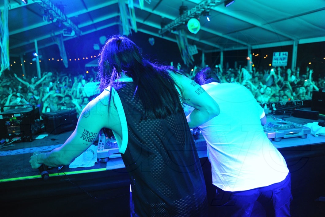 7.8-Steve Aoki DJing2