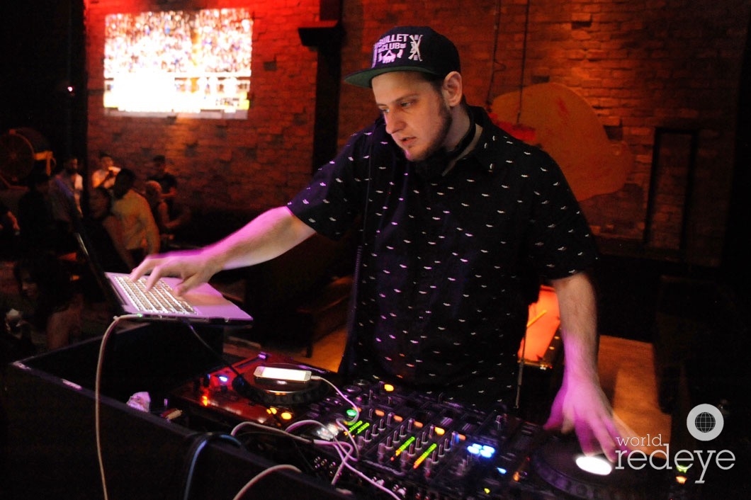 27-Rob Rigg DJing2