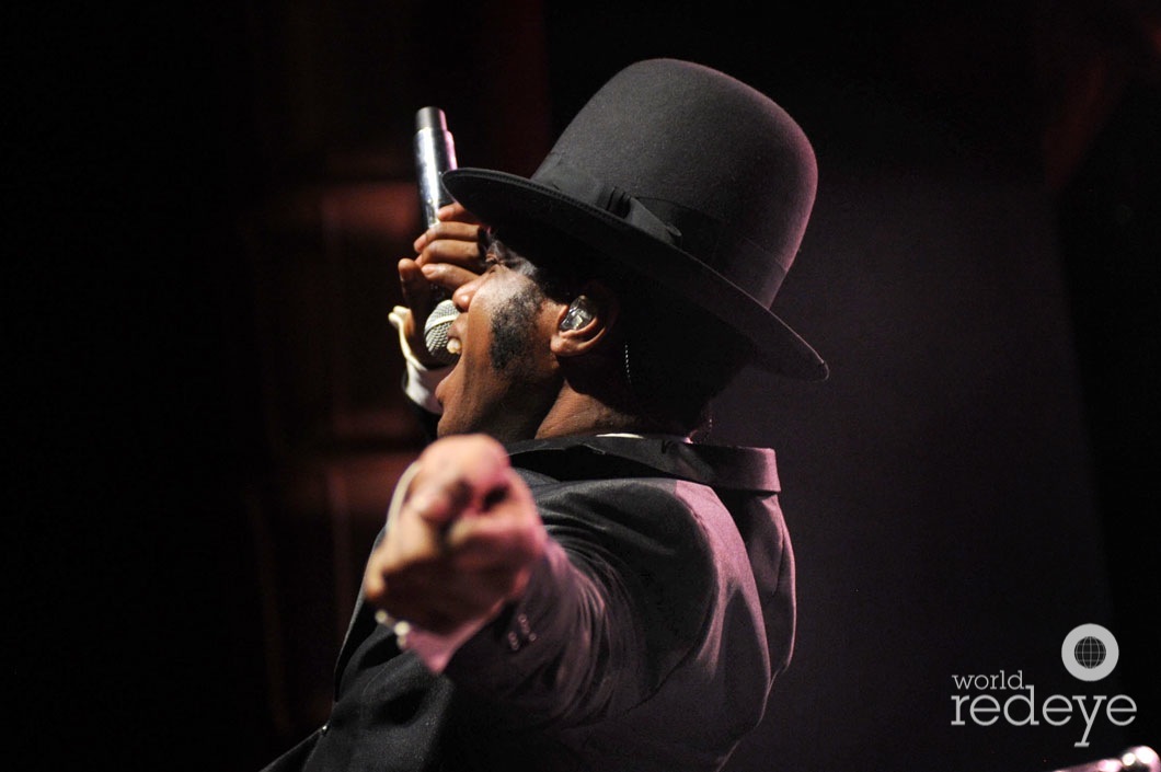 50-Vintage Trouble performing14_new