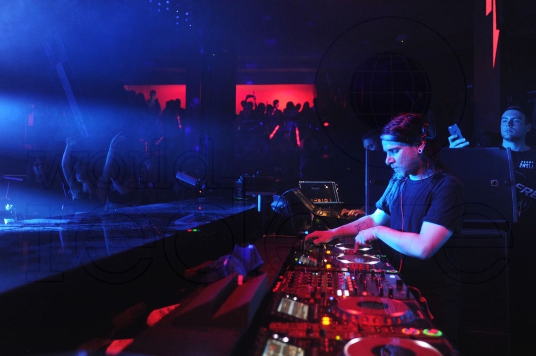 10-Skrillex djing30