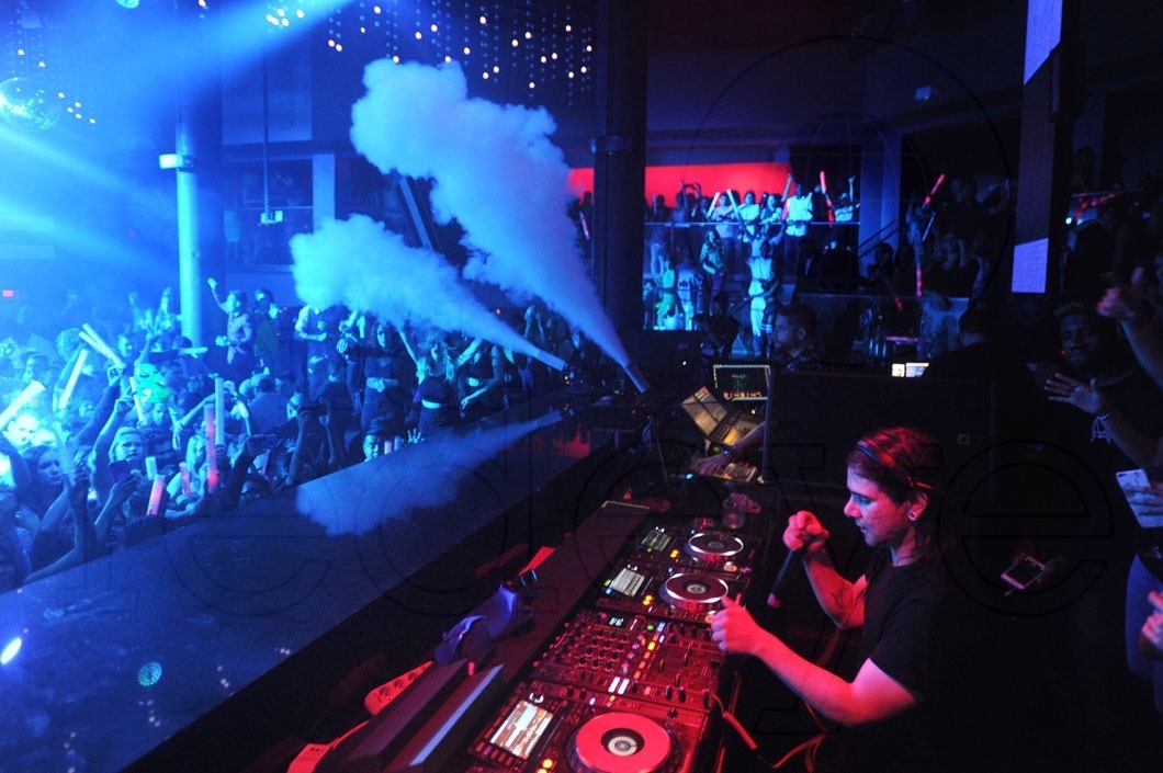 11-Skrillex djing32