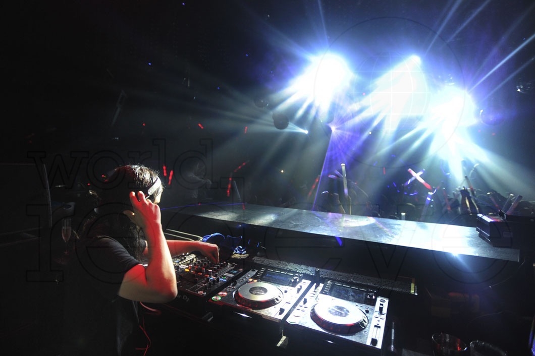 15-Skrillex djing37