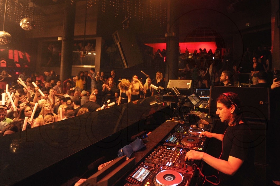 22-Skrillex djing35