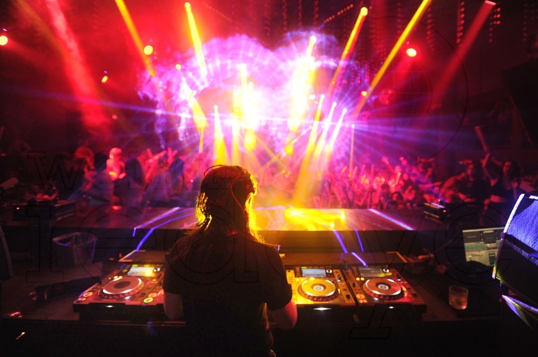 5-Skrillex djing20