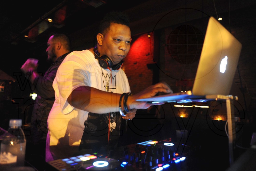 0.6-14-Mannie Fresh DJing1_new