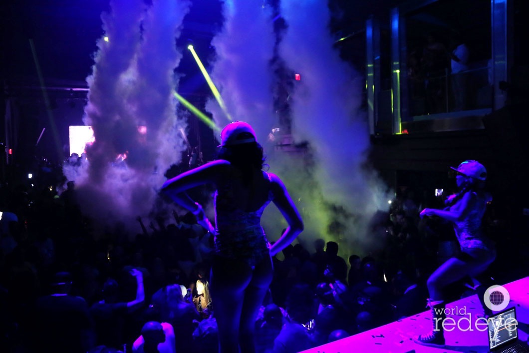 37.2-Dancers at LIV at Fontainebleau21