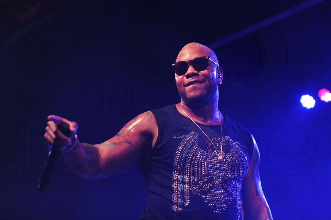 10-Flo Rida performing4