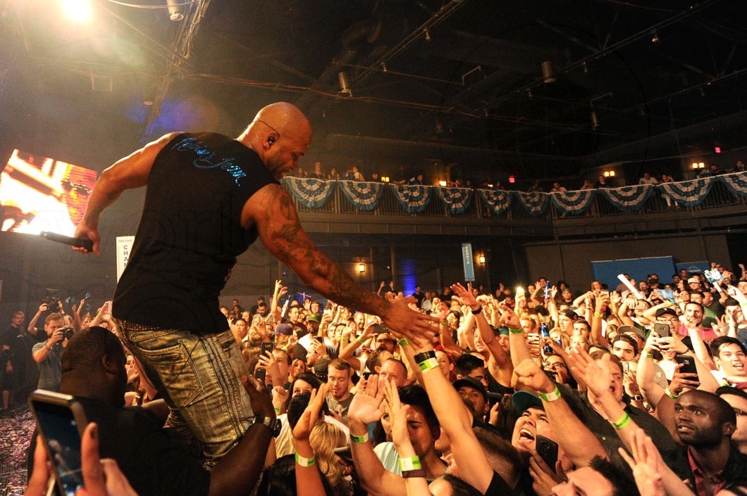 8-Flo Rida performing26