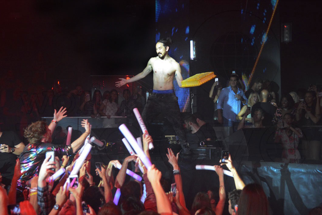 51-steve-aoki-performing25