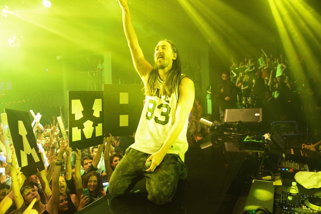 63-steve-aoki-performing7