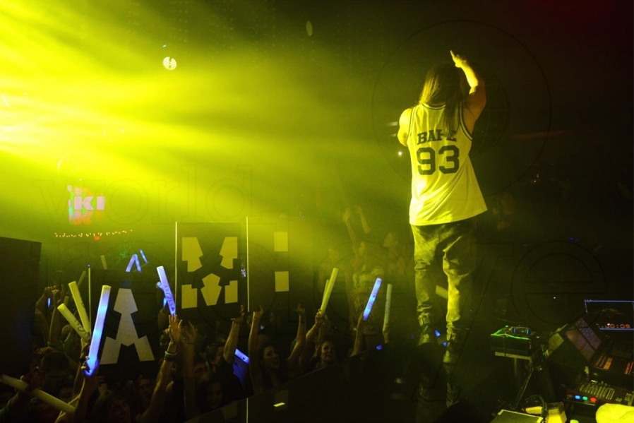 64-steve-aoki-performing3