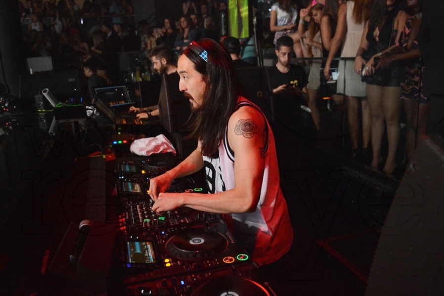 75-4-steve-aoki-spinning72