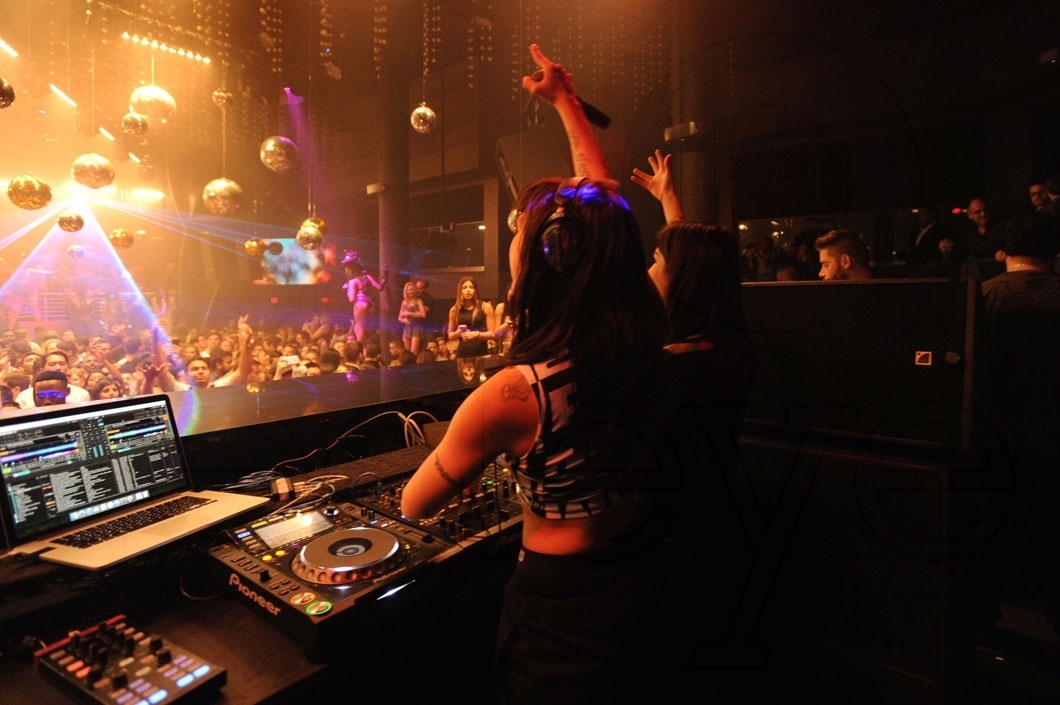 11-krewella-djing4