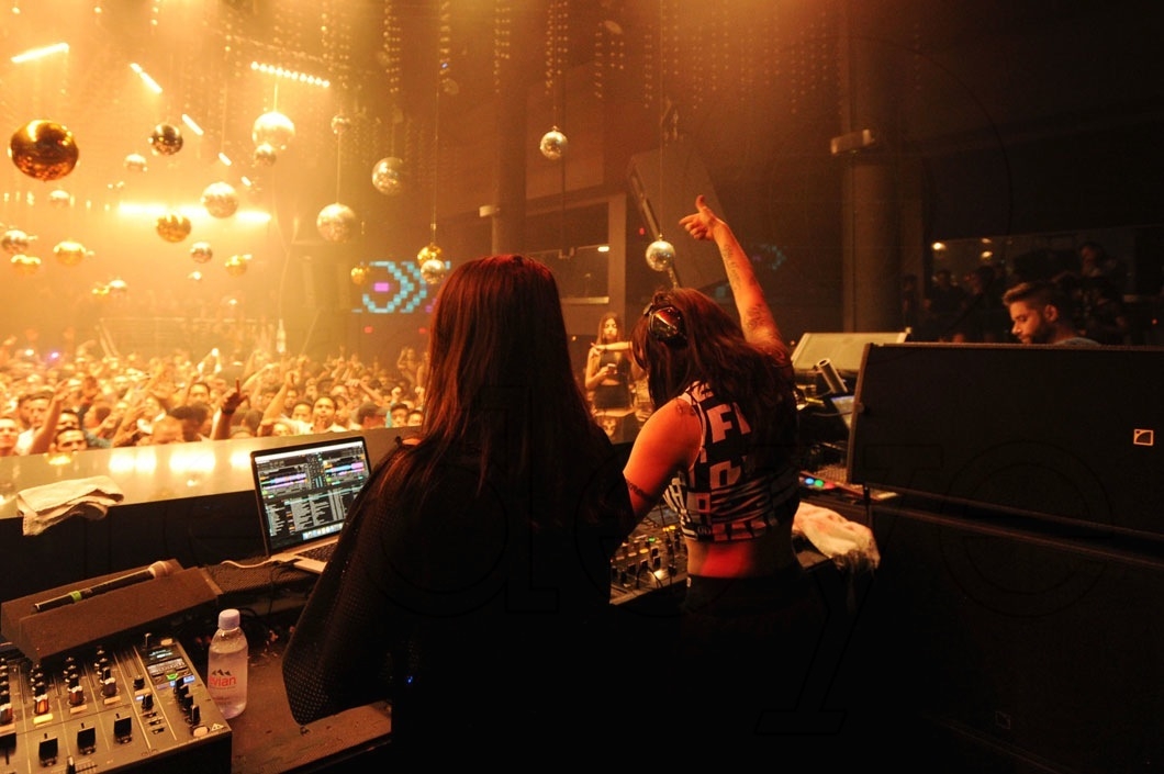 13-krewella-djing10