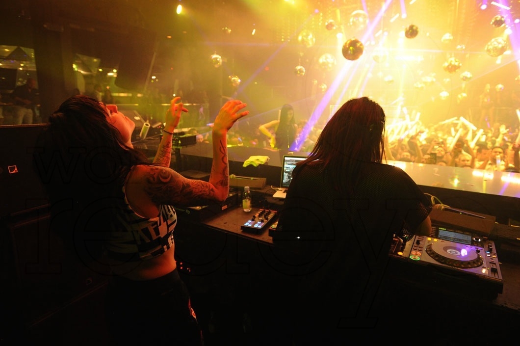 14-krewella-djing68