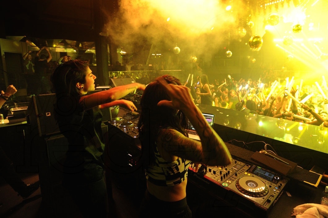 15-krewella-djing77